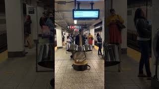 Un mundo en el SUBWAY  New York City Solo necesitas una MetroCard.