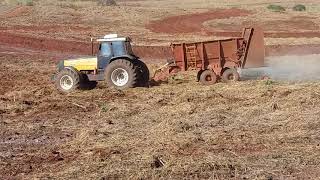 Valtra 1780 aplicando calcário