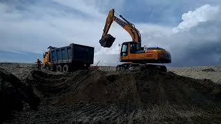 Excavator XCMG XE215C | 10-wheeler truck is being loaded with sand | Caterpillar Boy