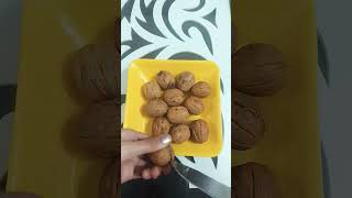 how to break walnut #chocolate #righttoshiksha #amazingfacts #lifehacks #food😊🎉