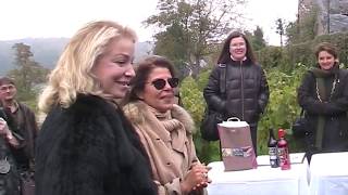 Sarah Senoussi, marraine d'un pied de vigne au Clos Gerberoy, 22 octobre 2011.