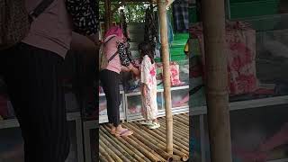 lagi minta baju kimono di wisata yang lagi tren