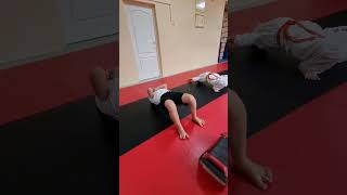 Укрепляем спину у малышей, бойцовский мостик. Strong kids will training. #strongkids #kidstretching