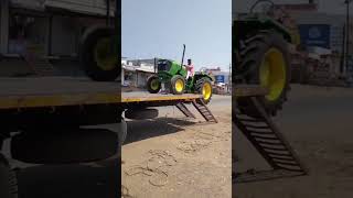 Johndeer tractor loading to truck# లారీ లోకి లోడ్ చేస్తున్నారు