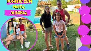 DESAFIO DO JOGO DAS VARETAS COLORIDAS ENTRE AMIGAS NA ÁREA DA PISCINA