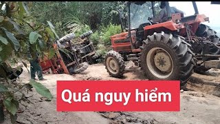 Máy cày lớn Kubota M1- 75 kéo xe độ tuốt lúa bị Lật, rất nguy hiểm