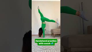 Get your handstand 💚🤸🏼‍♀️