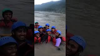 bahut hi surili awaj me gaana 😂 #rishikesh #shortsviral #shortvideos #rafting #rishikeshrafting