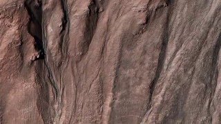 HiClip mini: Кратер с оврагами и различными осадочными породами