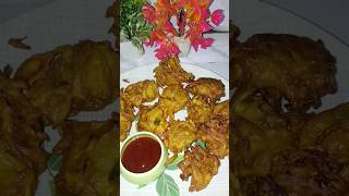 lacche dar crispy pyaj ke pakode  #Short #Viral #nidhicooking