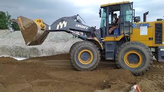 XCMG LW500FV Awesome Wheel Loader | In the work of making roads by leveling the high and low places