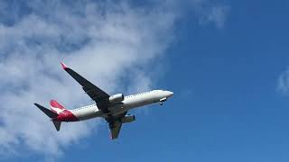 Qantas 737 landing from runway sixteen