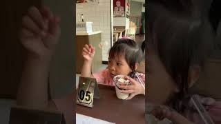 Temanin aku makan es krim yuk #shorts #funny #eskrim #shortvideo #comedy #short