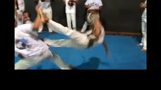 Que jogo inacreditável dessas crianças, melhores que muitos adultos ( Capoeira)