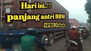 Jalan macet! Akibat banyak mobil antri mengisi BBM solar