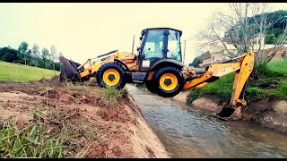 JCB Retroescavadeira na limpeza do córrego