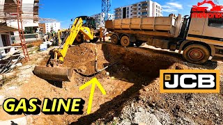 JCB 3CX | ⚠ Digging Around a Gas Pipeline  (English & Spanish Subtitles)