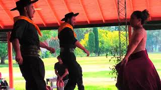 Bailando una chacarera en el campo la Candelaria