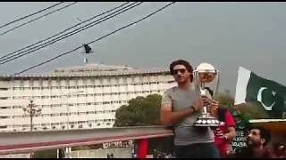 Mohammad Irfan with World Cup 2019 Trophy in Lahore - World Cup 2019 Trophy reached Pakistan