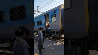 Man Falls While Trying To Board In Running Janshatabdi#shorts #viral