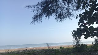 Menikmati Suasana Pantai di pagi hari