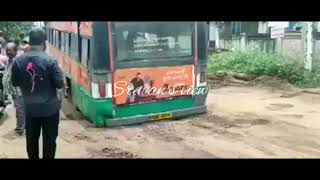 APSRTC Bus కొత్తపేట బంగారమ్మ గుడి వద్ద  గుంతలో టైర్ ఇరుక్కుపోయింది #apsrtc #bus #departure