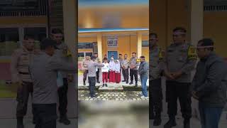 Kegiatan pemberian  beasiswa oleh Polsek Kayu Aro kepada murid SD Negeri 112/III Batang Sangir.