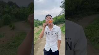 Cậu bé tốt bụng ăn kẹo xiên và cái kết hài hước🤪🤣