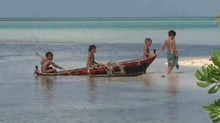 Future sailors of Polowat, Micronesia（ミクロネシア、ポロワット島の少年たち）