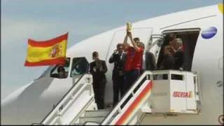 Spain team arrive in Madrid with World Cup 2010 Spain España 스페인 Spanien Iran.flv