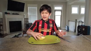 JONATHAN EATS EXOTIC FRUITS: PEPINO MELON!