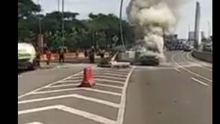 Mobil APV terbakar di jalan