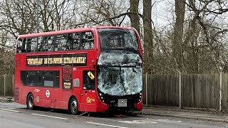 Дерево обрушилось на автобус во время шторма в Англии