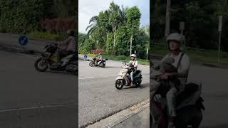 Singapore bike travel toue  is[ live] video.