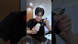 제베원 인형 면도하는 성한빈! 이 장면 놓치지 마세요!(Seong Hanbin Shaving His Doll! Don’t Miss This Moment!)