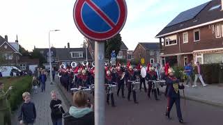 Kamper Trompetterkorps in nieuw uniform door Alphen aan den Rijn