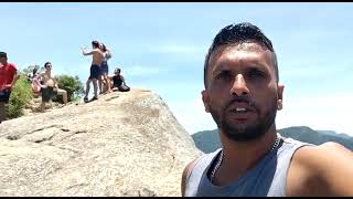 o moto táxi também é Guia na trilha e favela do vidigal.