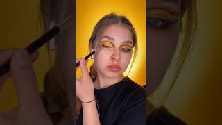 #shorts Honey comb makup look #shorts #honeybee #honeymakeup #makeupartist #makeupshorts #makeuplook