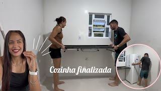 Cozinha nova pronta! Instalamos pia, geladeira e fogão e ficou maravilhosa! Ele está todo machucado