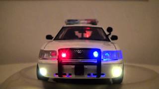 Scale Model 1:24 Ford Crown Victoria Police Car With LED Lights