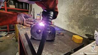 Svařování hliníkového karteru motocyklu. Welding the aluminum crankcase of a motorcycle.