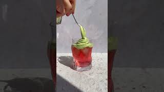 Un matcha cremoso su una base di tisana ghiacciata alla fragola e frutta secca! 🍓