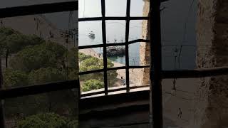 ¡Barco pirata a la vista! 🏴‍☠️🦜☠️🏴⛴️ Vistas desde la Torre Blanca de Salónica 🇬🇷 #grecia #travel