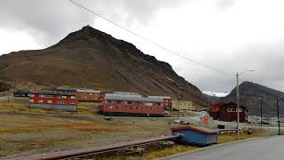 Svalbard Longyearbyen. Walking around /5