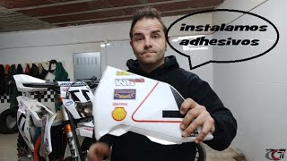 Colocamos adhesivos en nuestra moto