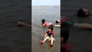 main dipantai part 1 ya guys... #shortvideo #vidioviral #bahagiaitusederhana