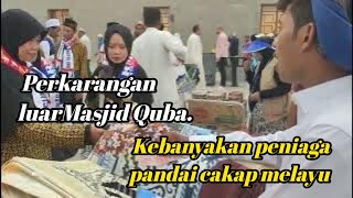 Ramai penjual di luar masjid Quba Madinah.