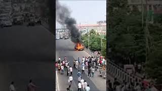 जलती 🔥 कार के सामने खड़े होकर तमाशा देख रहे लोगो को कार  🚙 ने कहा रुको जरा थोड़ा पास से दिखाती हूं