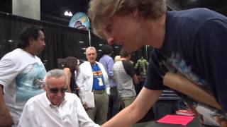 Stan Lee, Marvel Legend, signing autographs at LA convention - TopSignatures.com