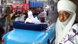 HRM SANUSI LAMIDO II IN HIS CLASSIC CONVERTTIBLE MERCEDES BENZ AT THE ENTRANCE OF THE CITY OF KANO